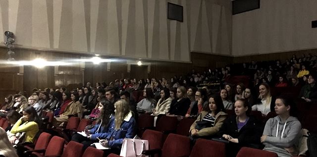 Студенти та викладачі на перегляді фільму